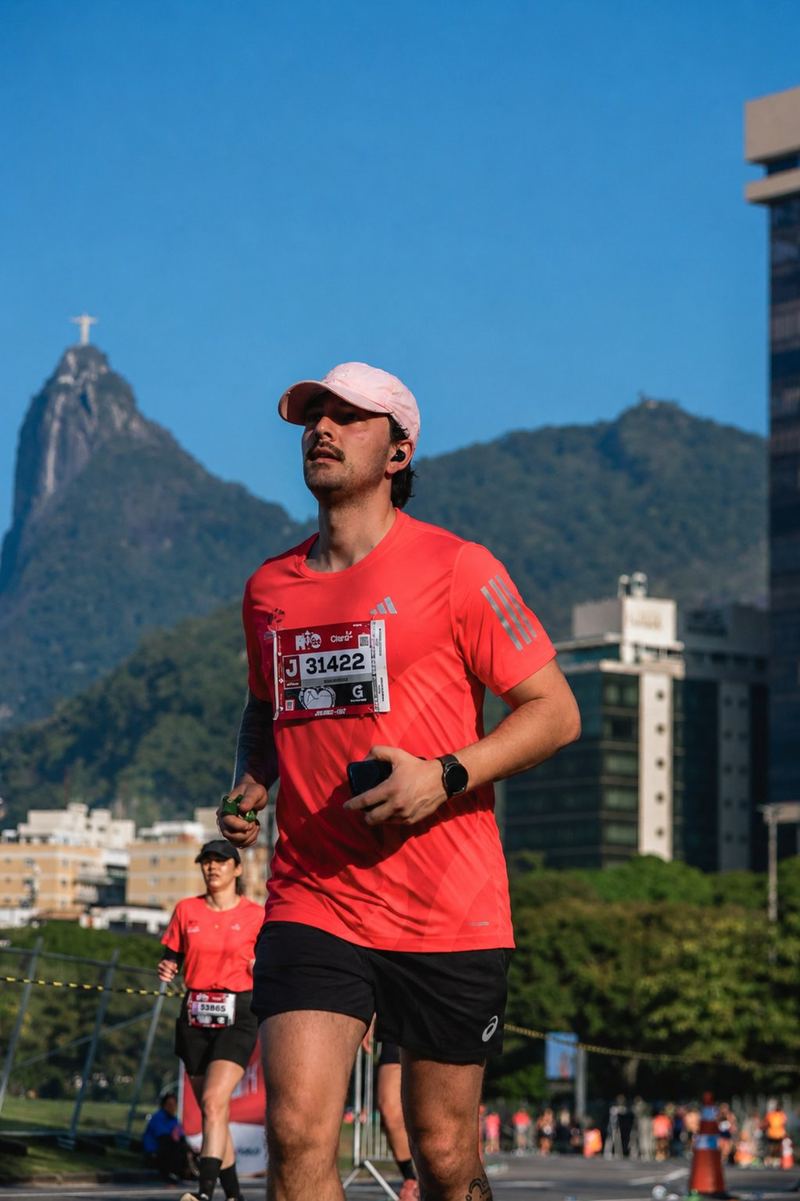 Henrique correndo a Maratona do Rio, com o Cristo Redentor ao fundo