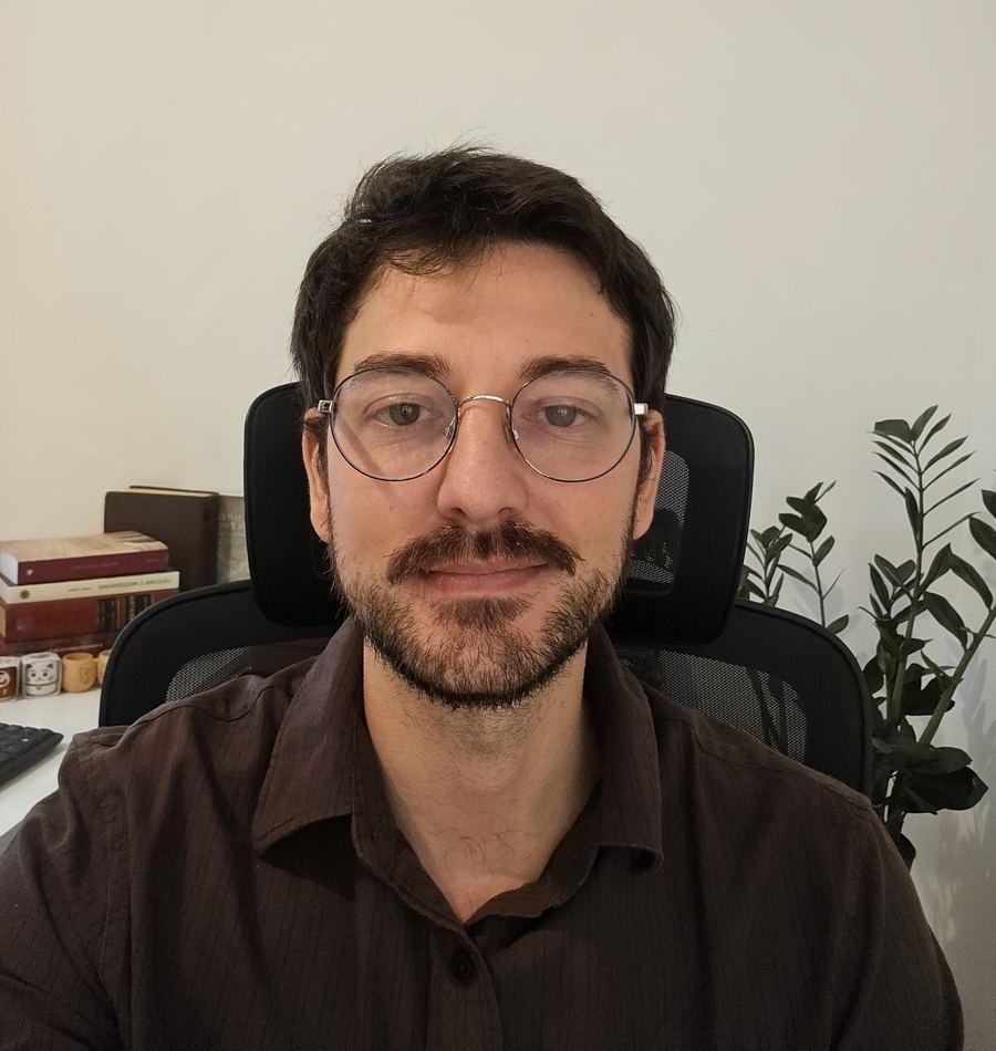 Henrique Hamilko em seu consultório