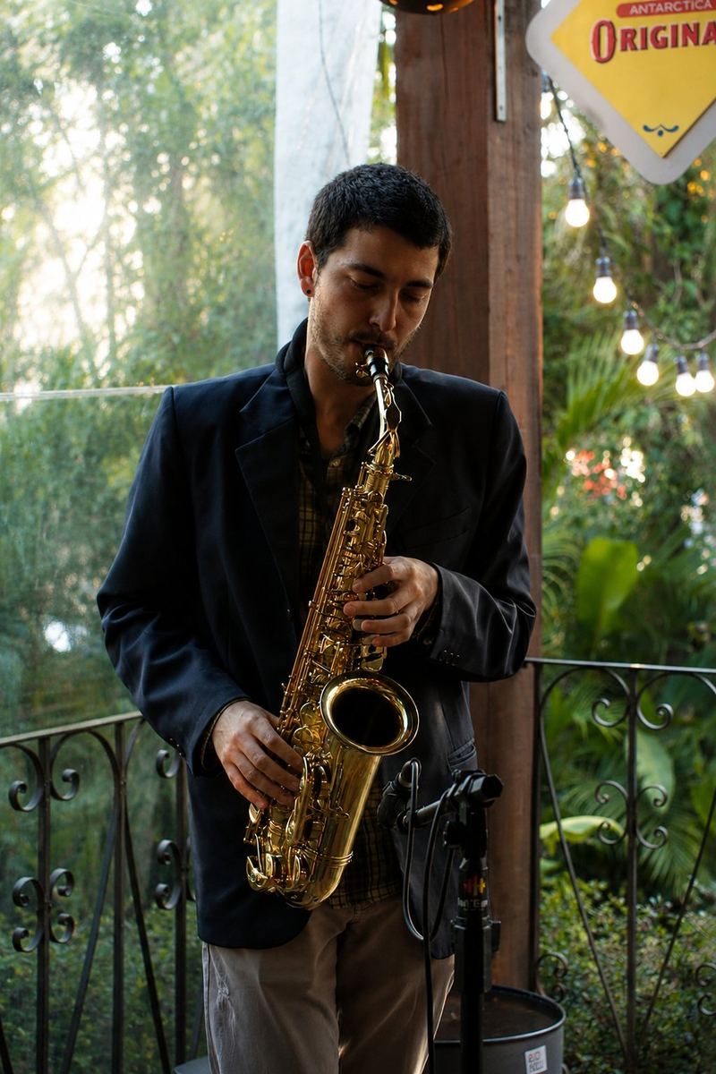 Henrique tocando saxofone